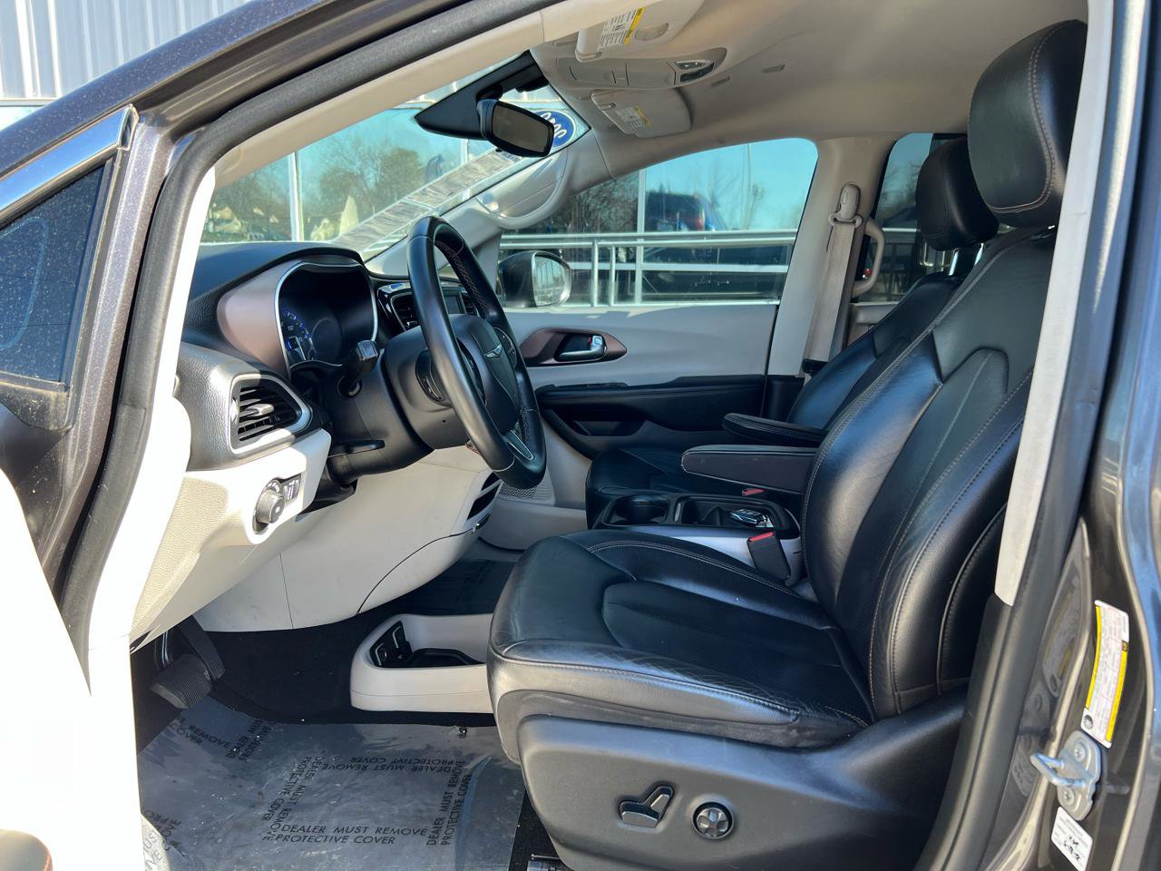 Used 2018 Chrysler Pacifica Touring-L image 11