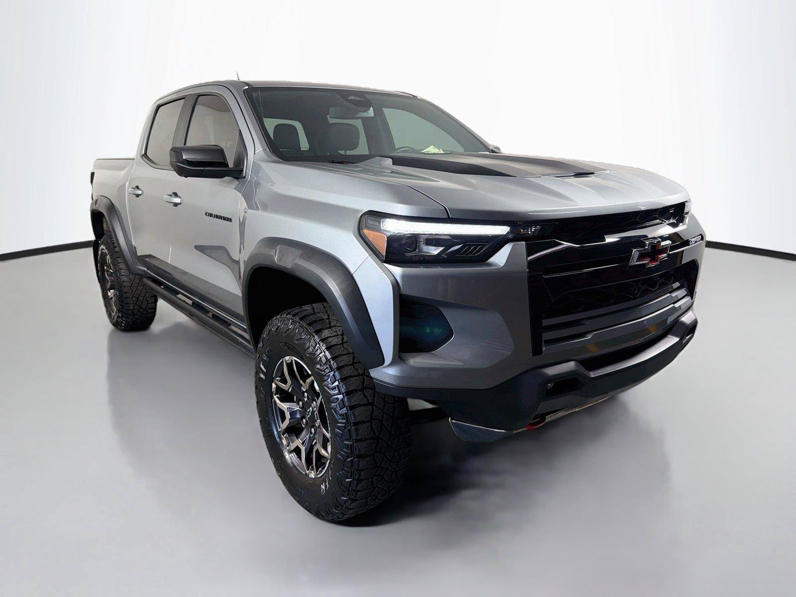 Used 2025 Chevrolet Colorado ZR2 w/ Technology Package AWD/4WD image 3