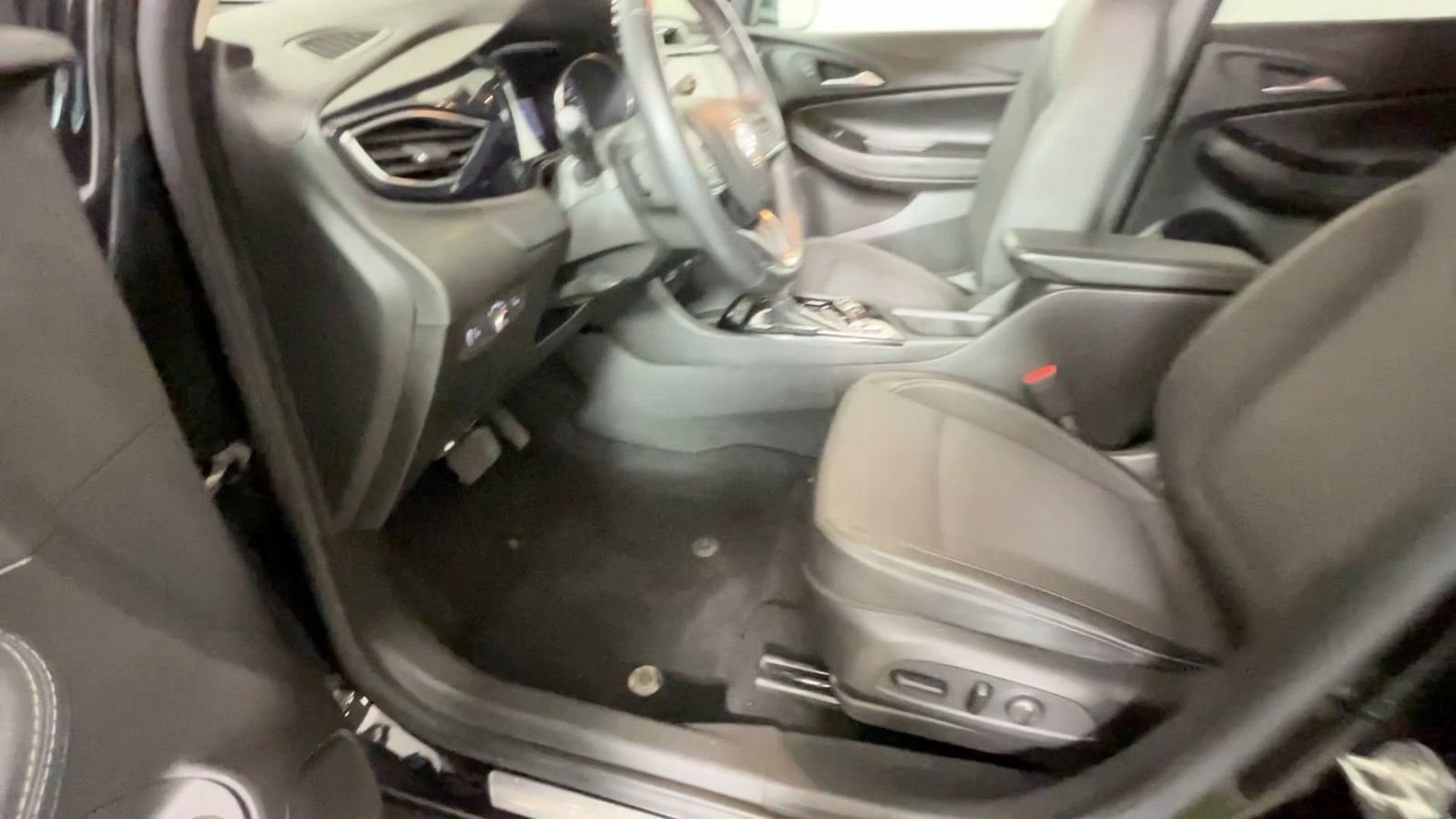 Used 2022 Buick Encore GX Select w/ Sport Touring Package FWD image 25