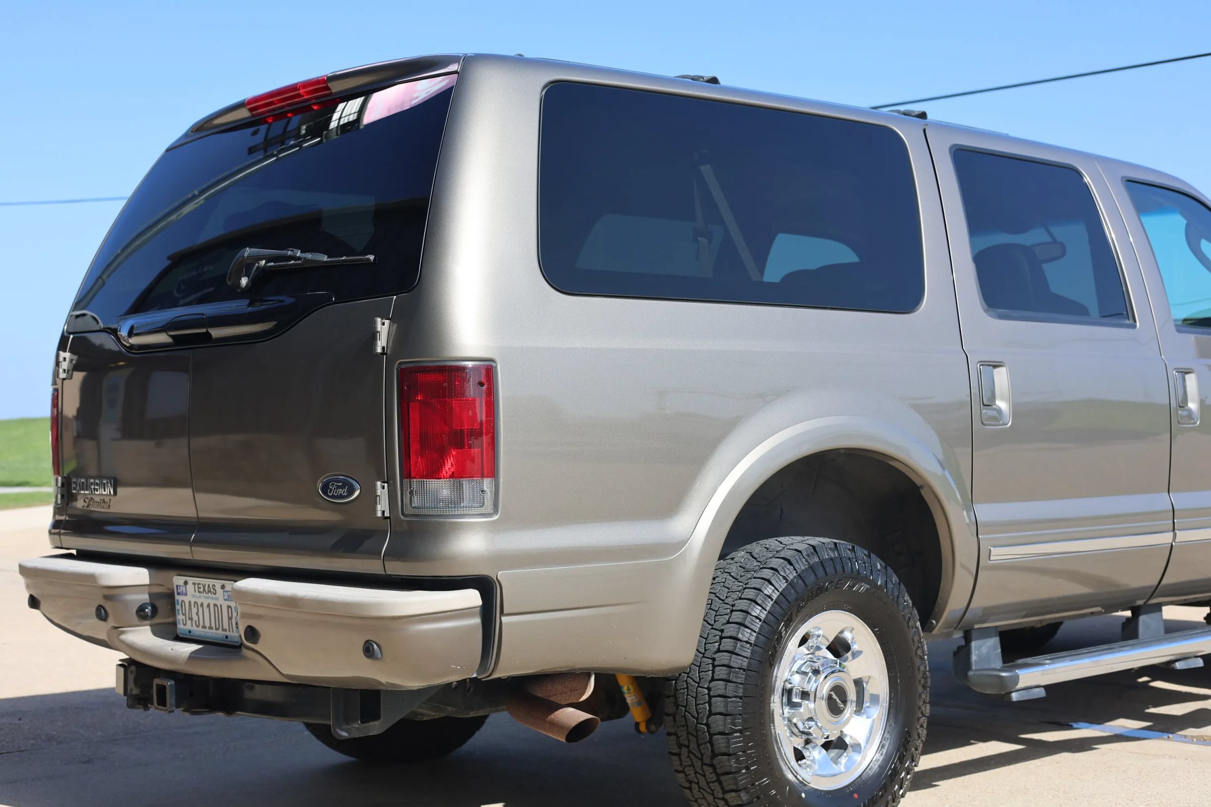 Used 2004 Ford Excursion Limited AWD/4WD image 4