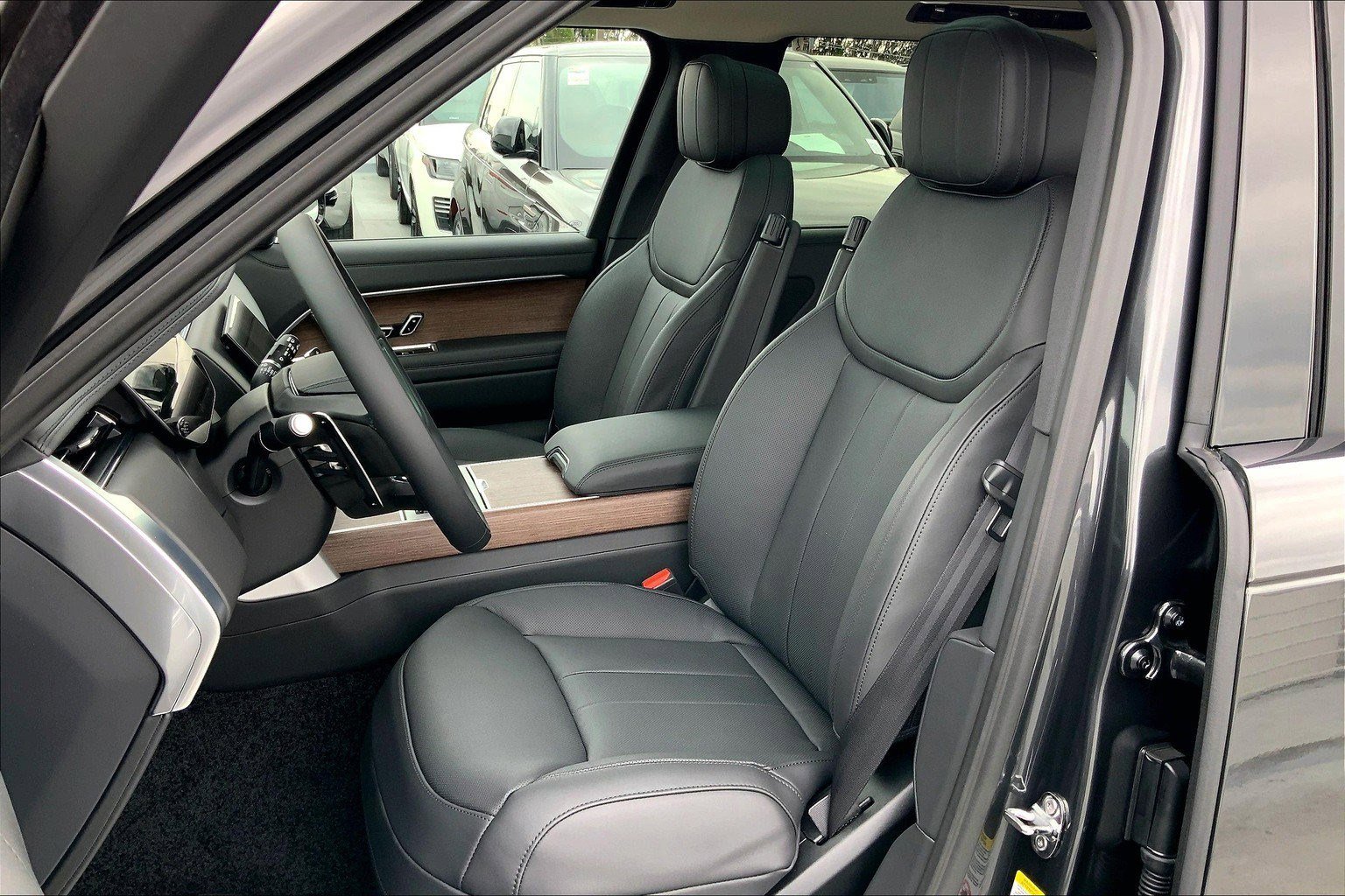 New 2025 Land Rover Range Rover Long Wheelbase SE image 6