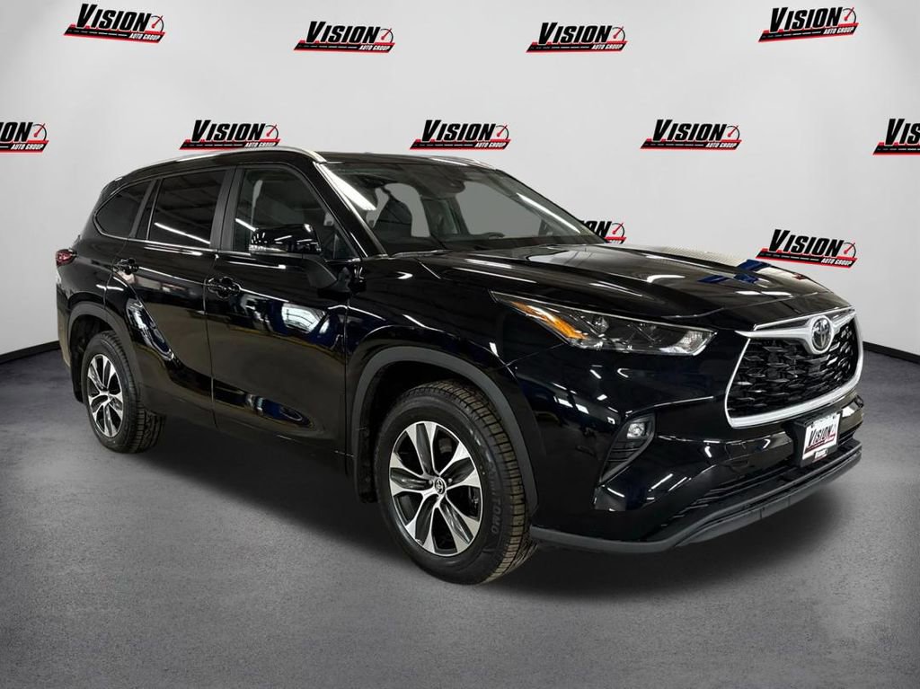 Used 2023 Toyota Highlander XLE image 3