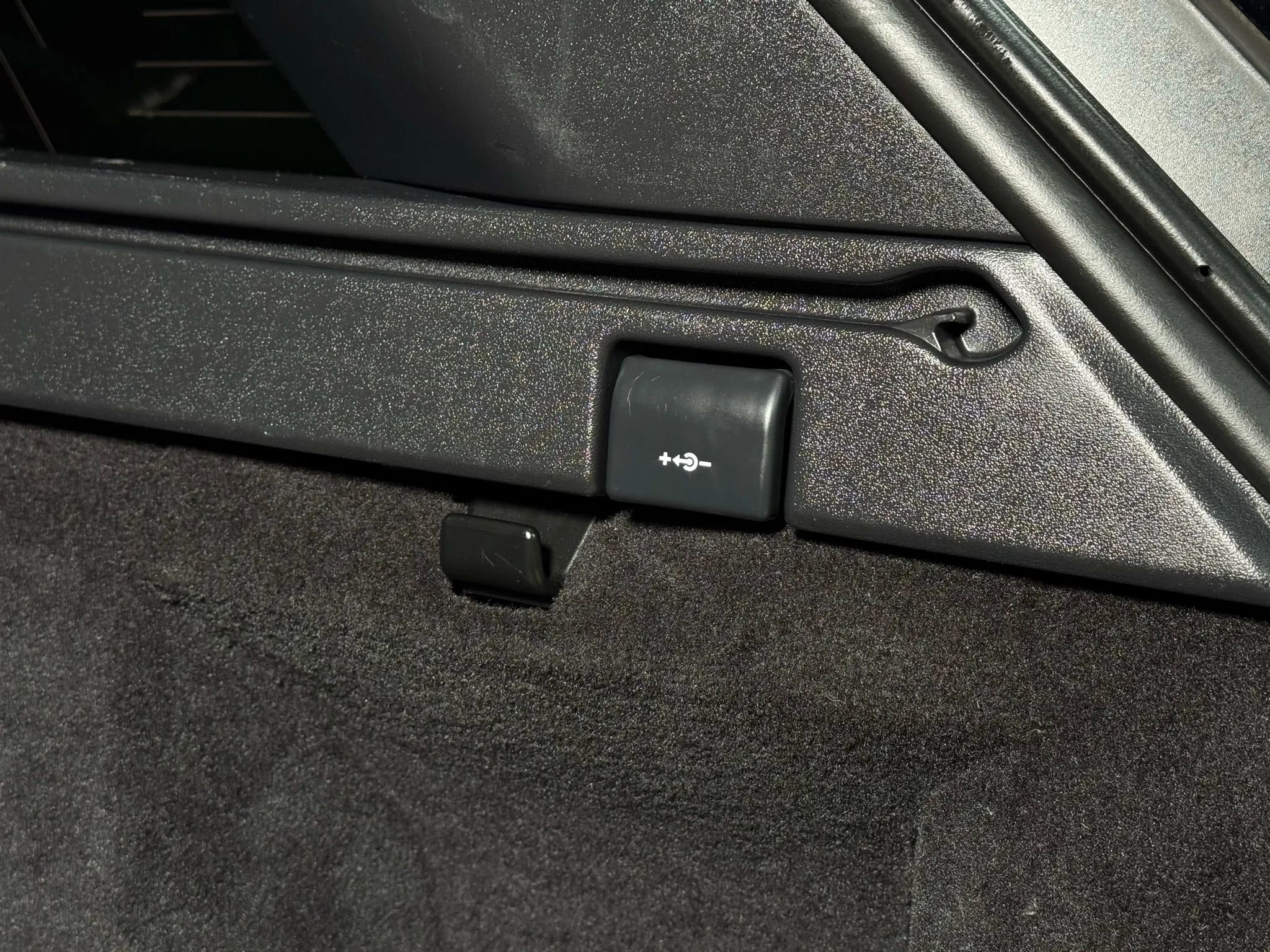 Used 2016 Land Rover Range Rover Sport SE image 17