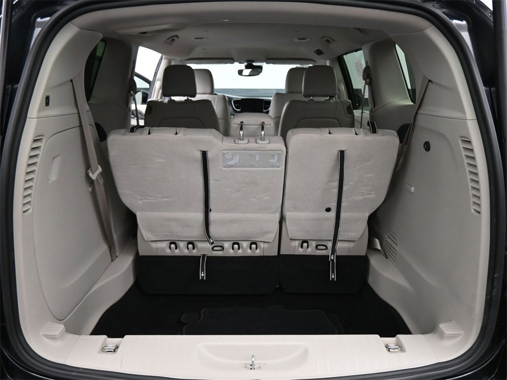 Used 2021 Chrysler Pacifica Touring-L image 21
