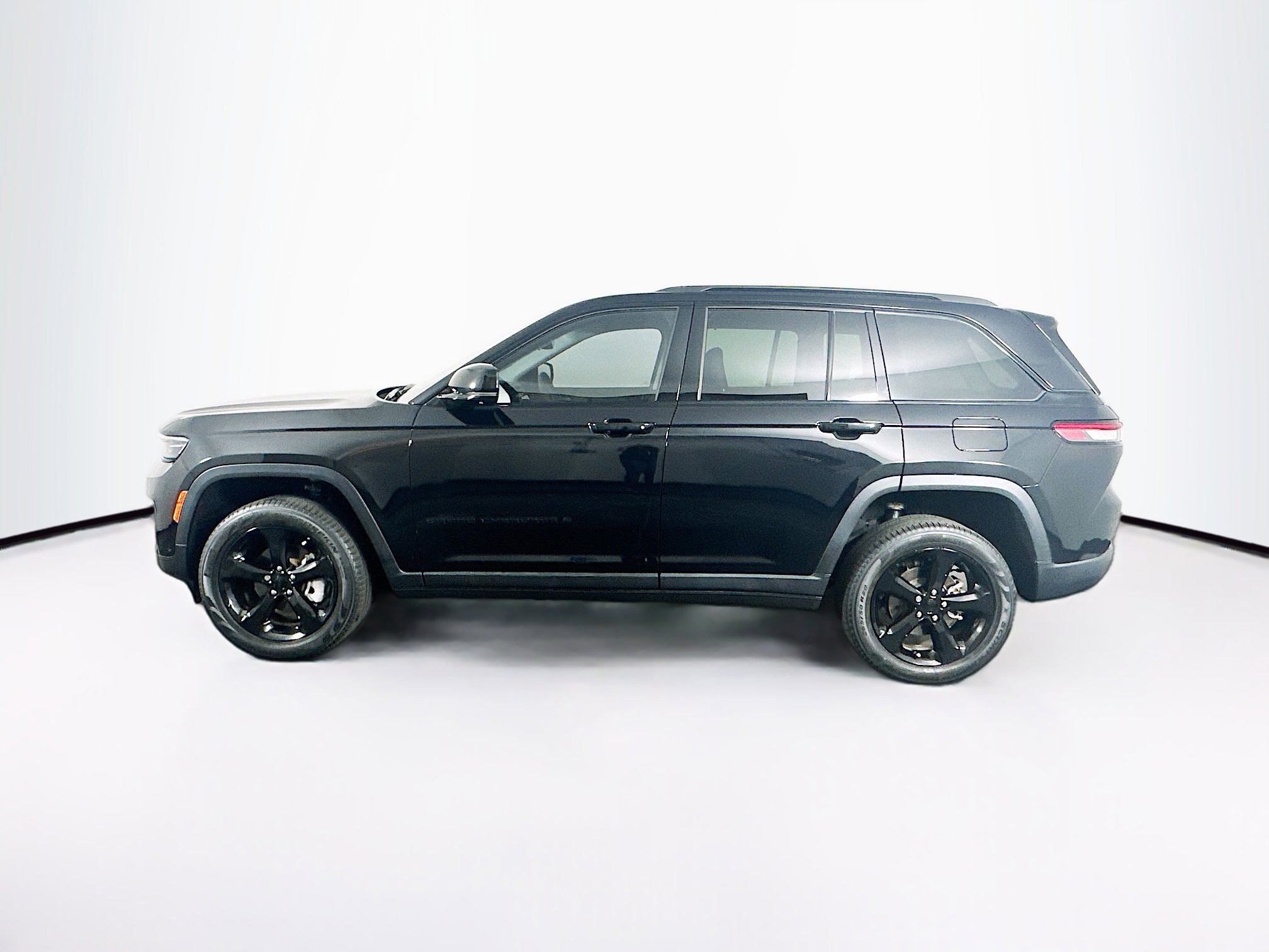 Used 2023 Jeep Grand Cherokee Limited w/ Luxury Tech Group II RWD image 4