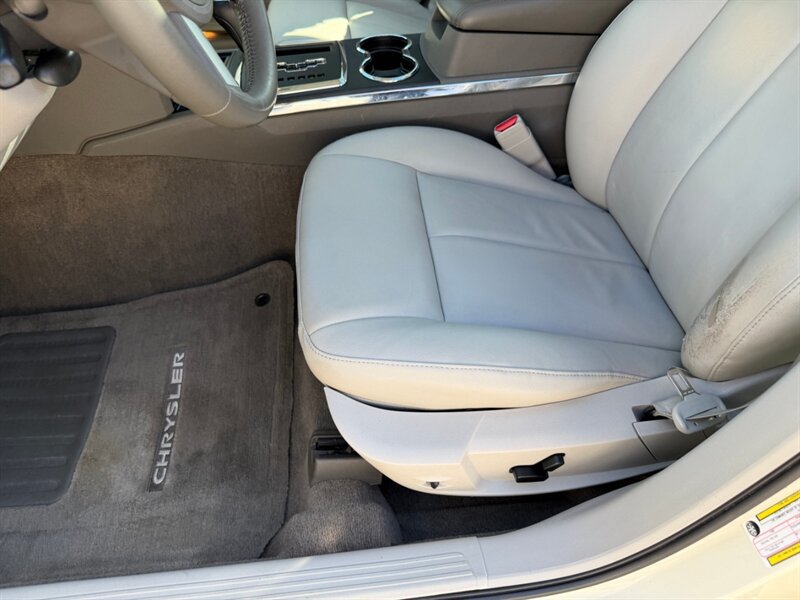 Used 2009 Chrysler 300 Touring RWD image 19