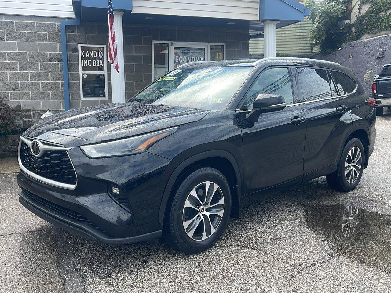 Used 2022 Toyota Highlander XLE AWD/4WD image 1