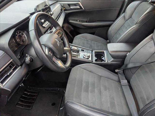 Used 2024 Mitsubishi Outlander SE image 16