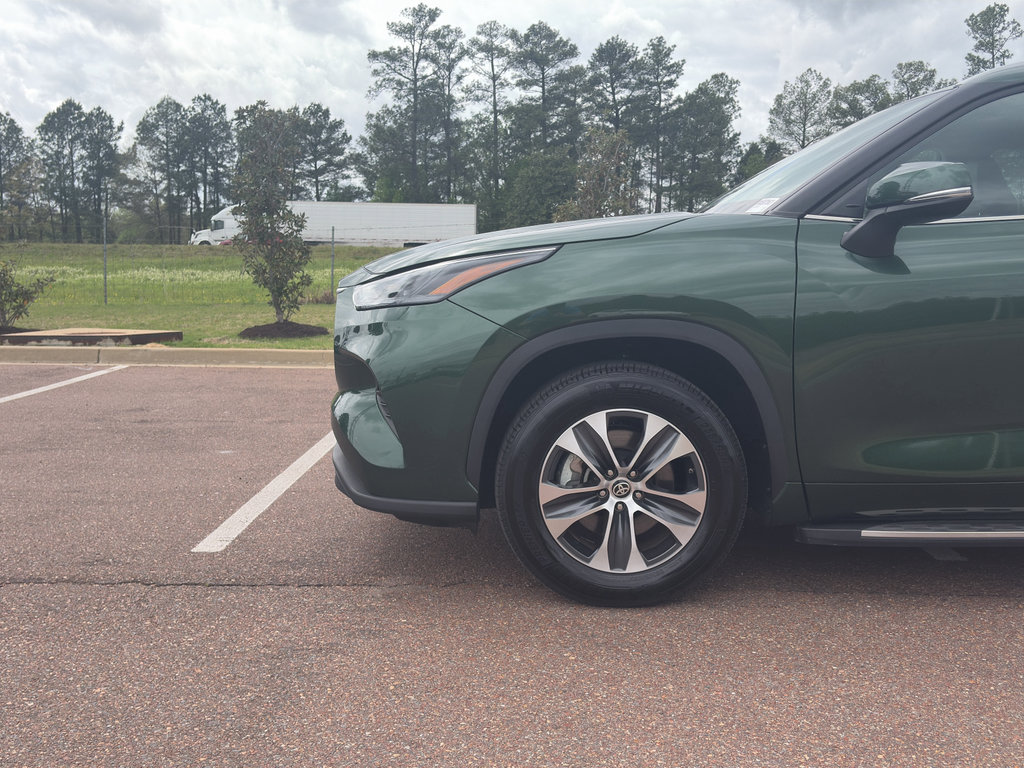 Certified 2025 Toyota Highlander XLE image 10