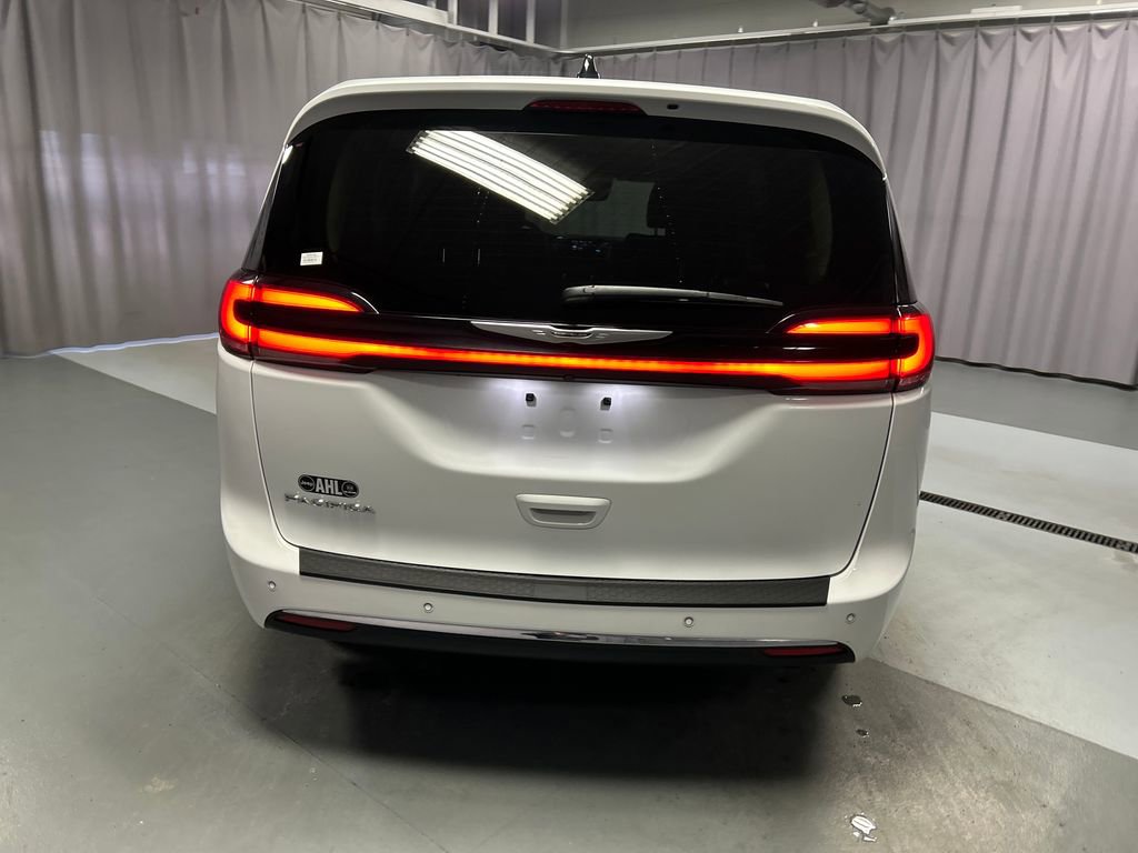Used 2024 Chrysler Pacifica Touring-L FWD image 6