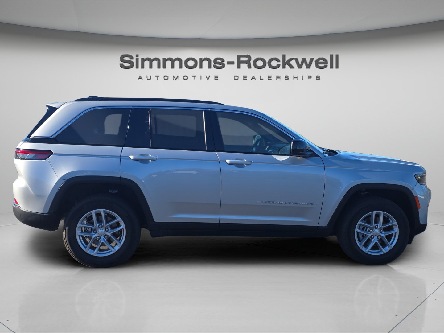 Used 2025 Jeep Grand Cherokee Laredo X w/ Luxury Tech Group I AWD/4WD image 6