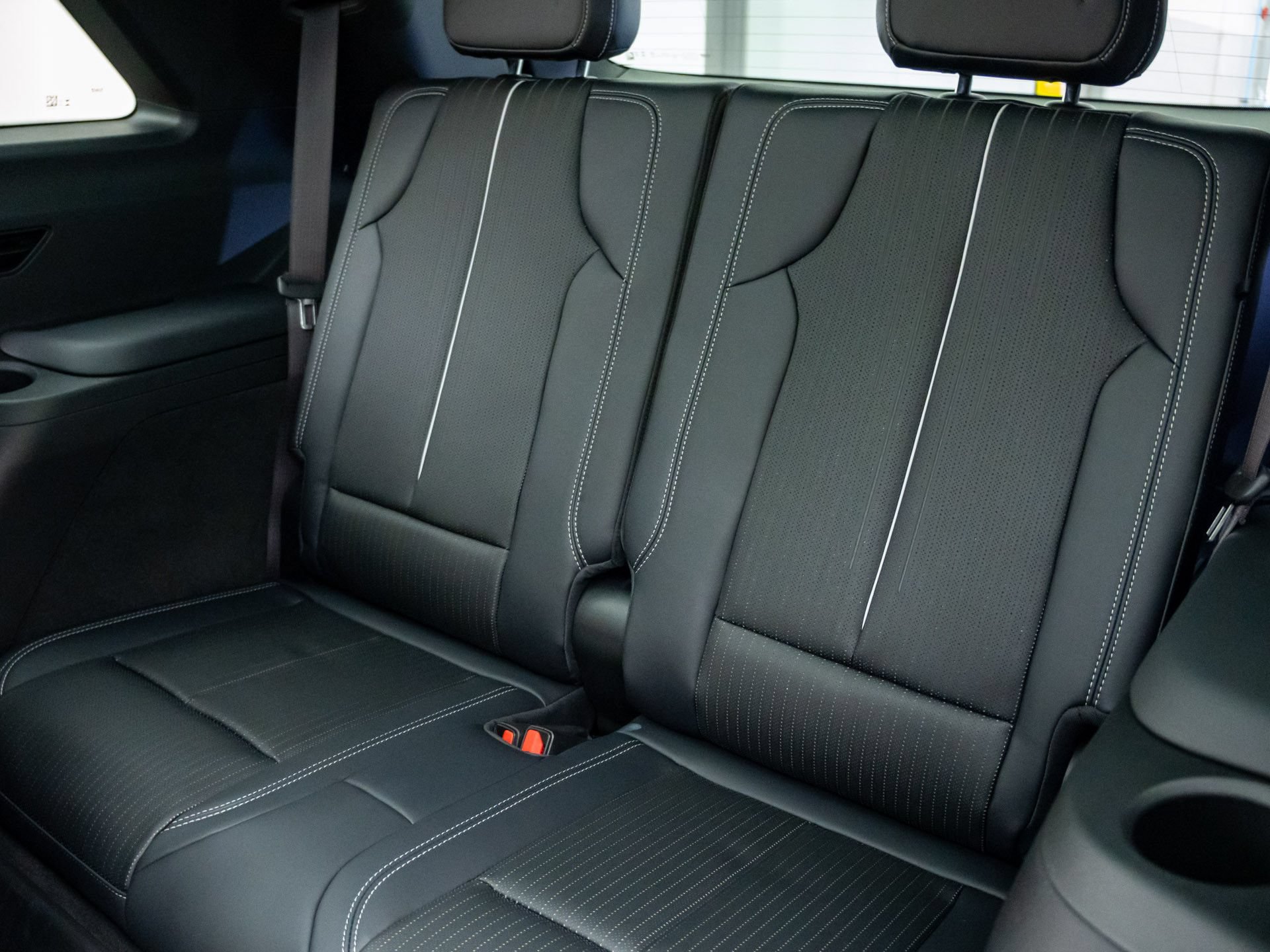 New 2027 Cadillac Vistiq Sport w/ LPO, Floor Liner Package AWD/4WD image 16