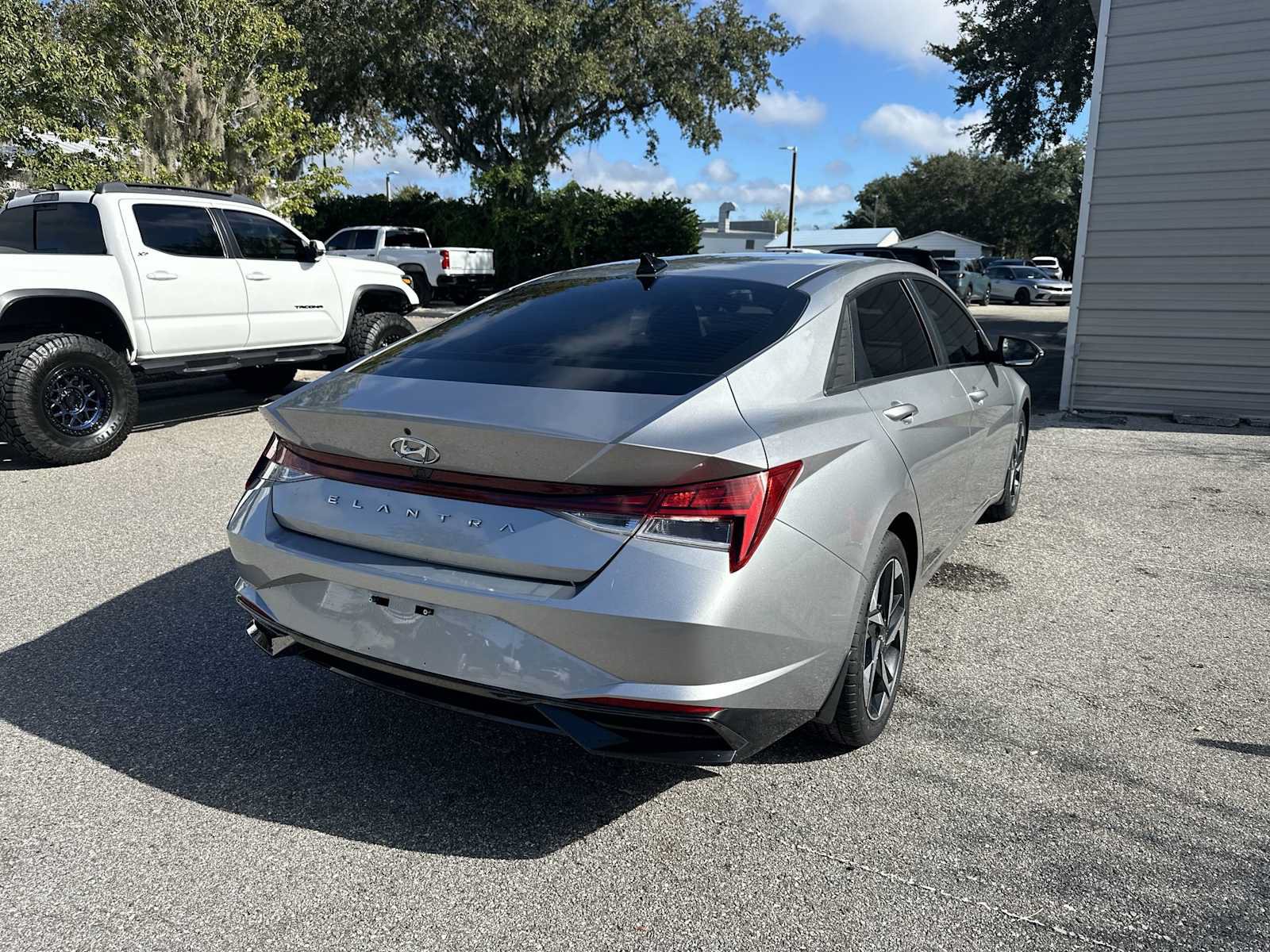 Used 2022 Hyundai Elantra SEL w/ Convenience + Premium Package FWD image 6