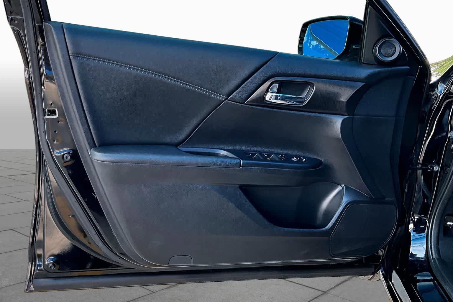 Used 2015 Honda Accord EX image 22