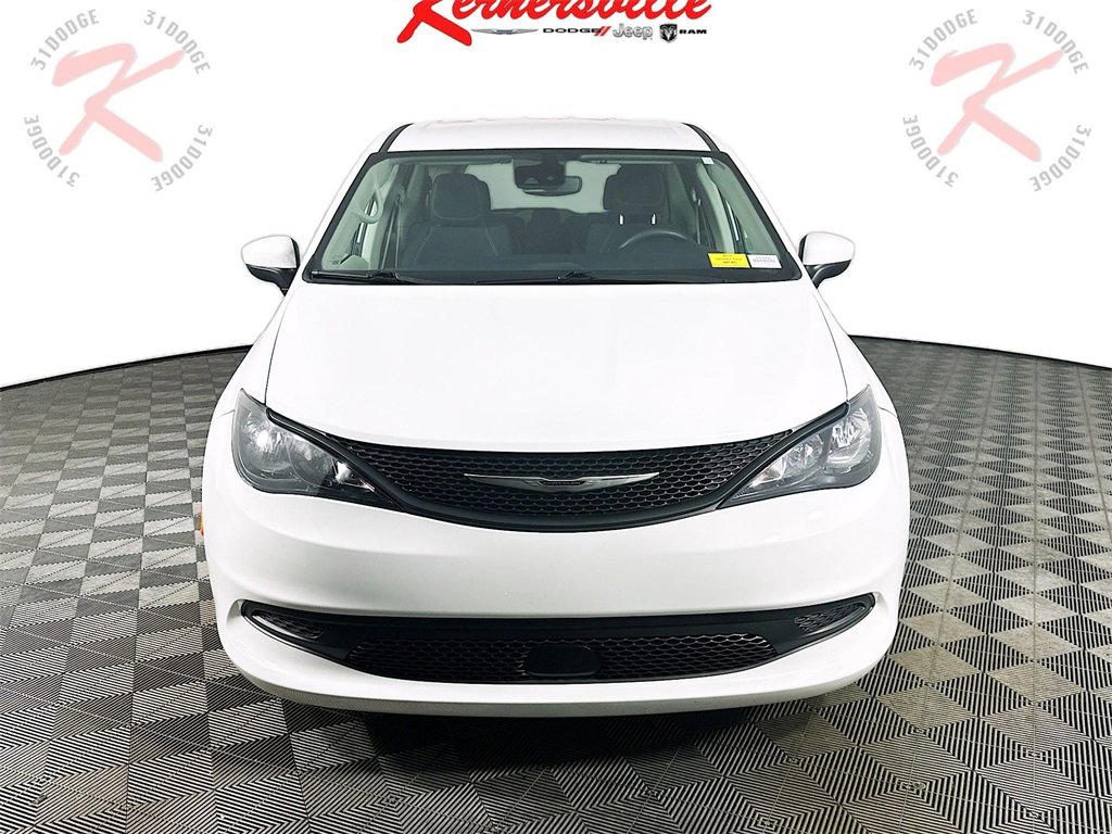 Used 2023 Chrysler Voyager LX image 2