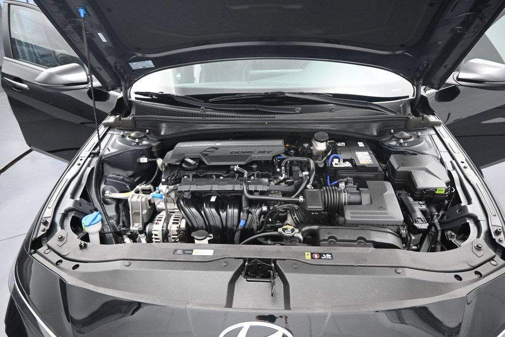 Used 2025 Hyundai Elantra Limited w/ Cargo Package FWD image 13
