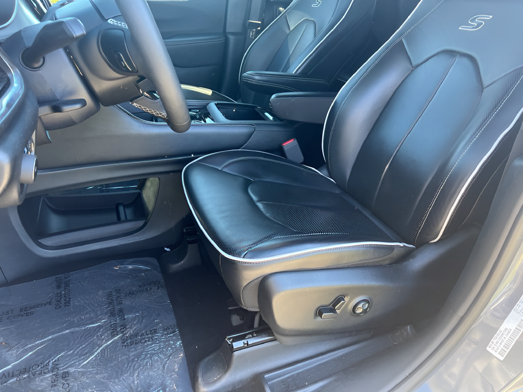Used 2025 Chrysler Pacifica Limited FWD image 15