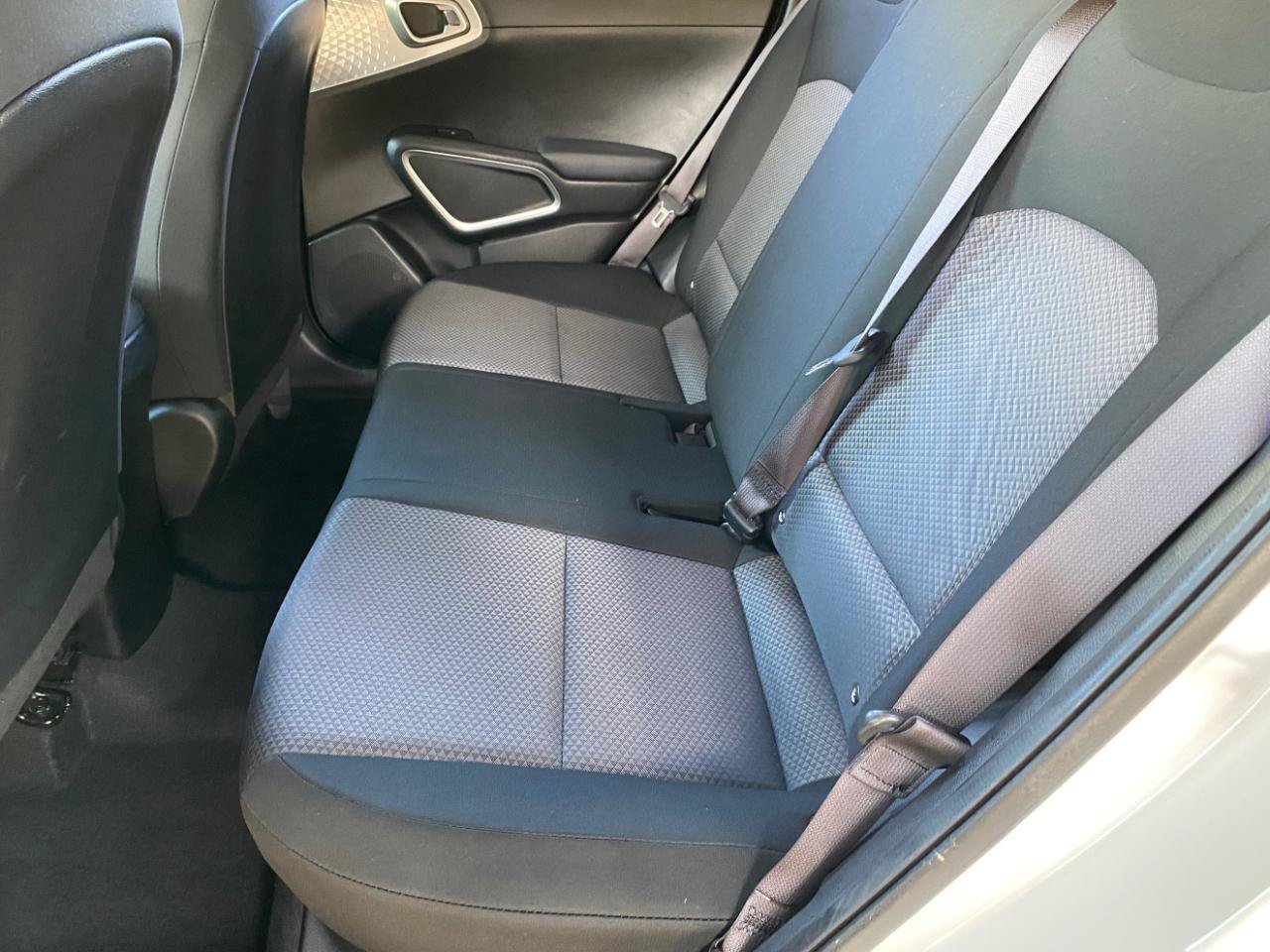 Used 2025 Kia Soul LX w/ LX Technology Package FWD image 33