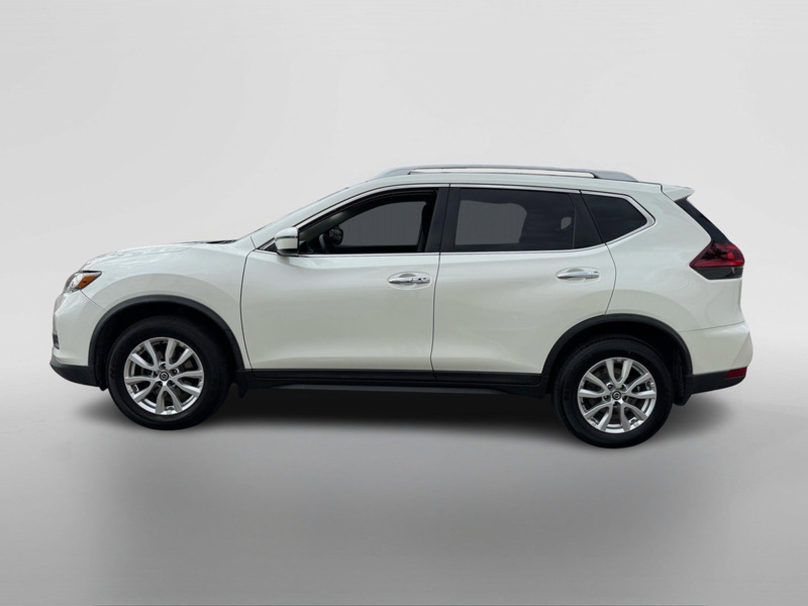 Used 2018 Nissan Rogue SV image 2