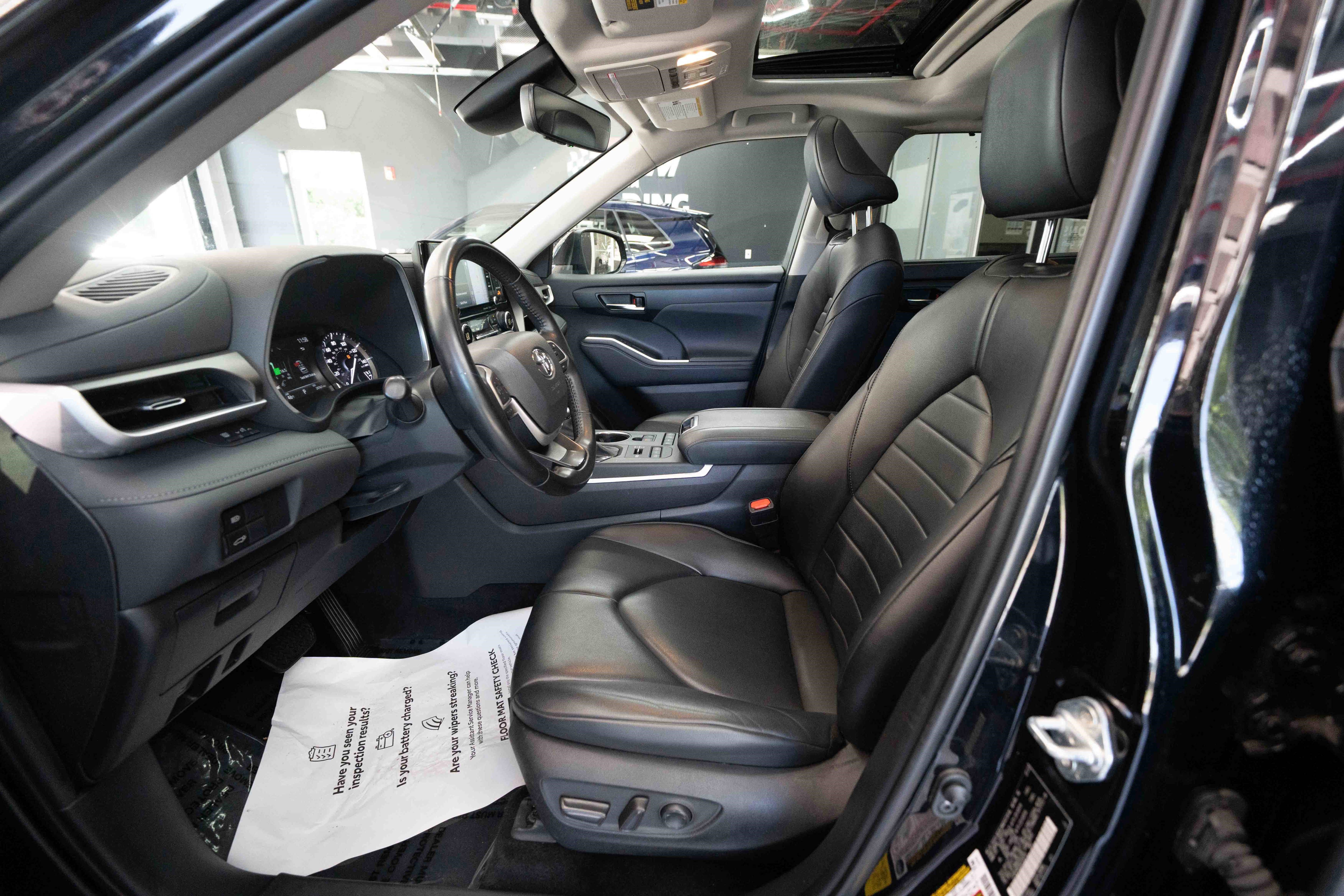 Used 2022 Toyota Highlander XLE AWD/4WD image 9