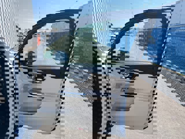 Used 2025 Mercedes-Benz GLC 350e 4MATIC image 24