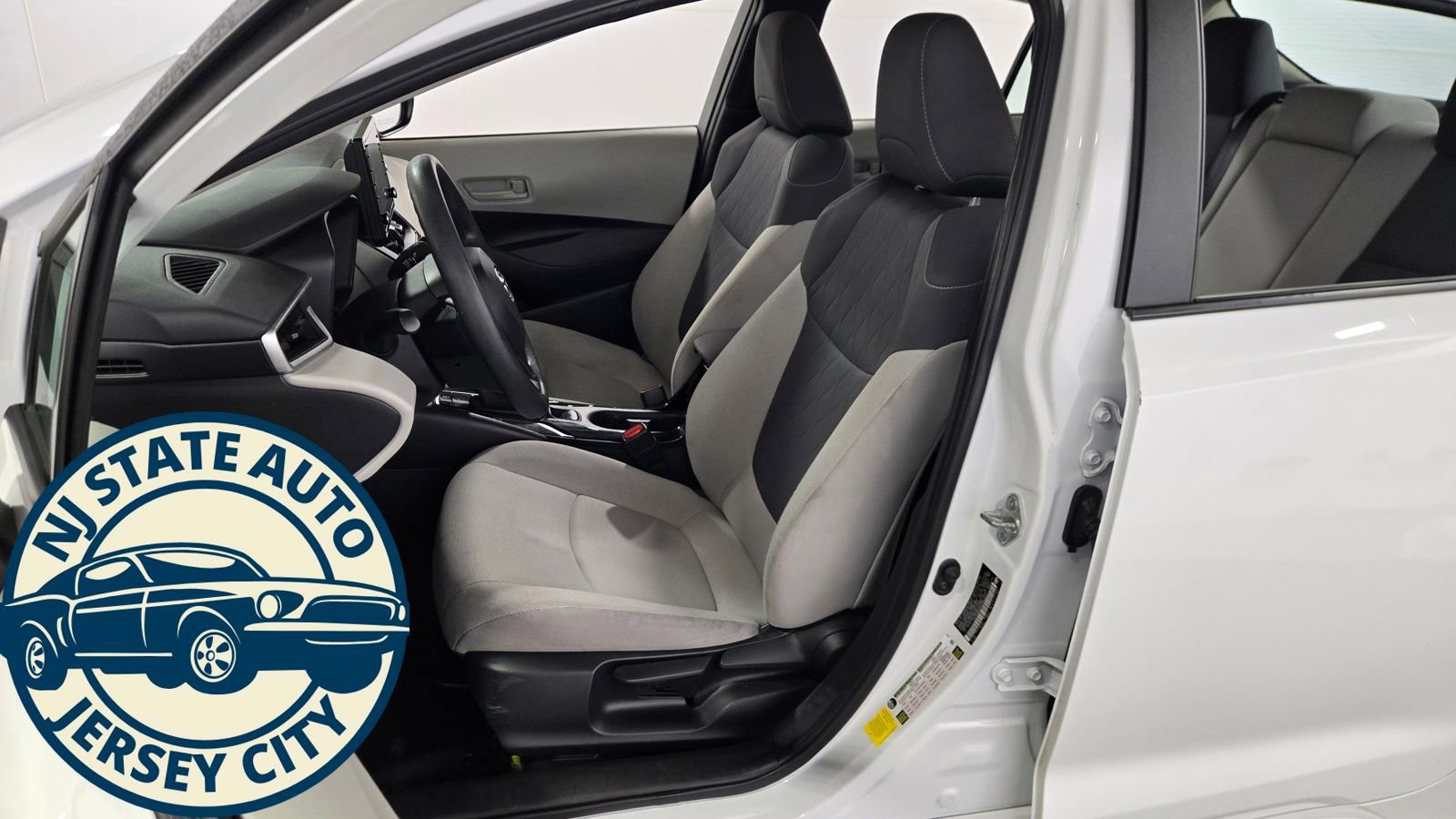 Used 2022 Toyota Corolla LE image 19