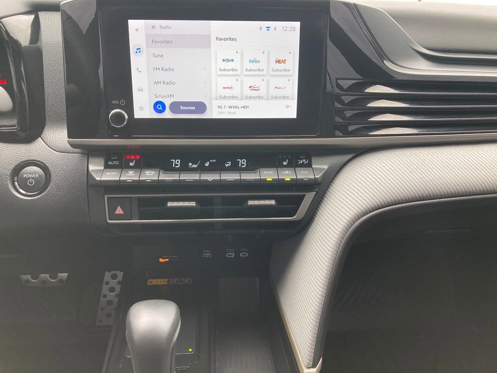 Used 2025 Toyota Camry SE image 18