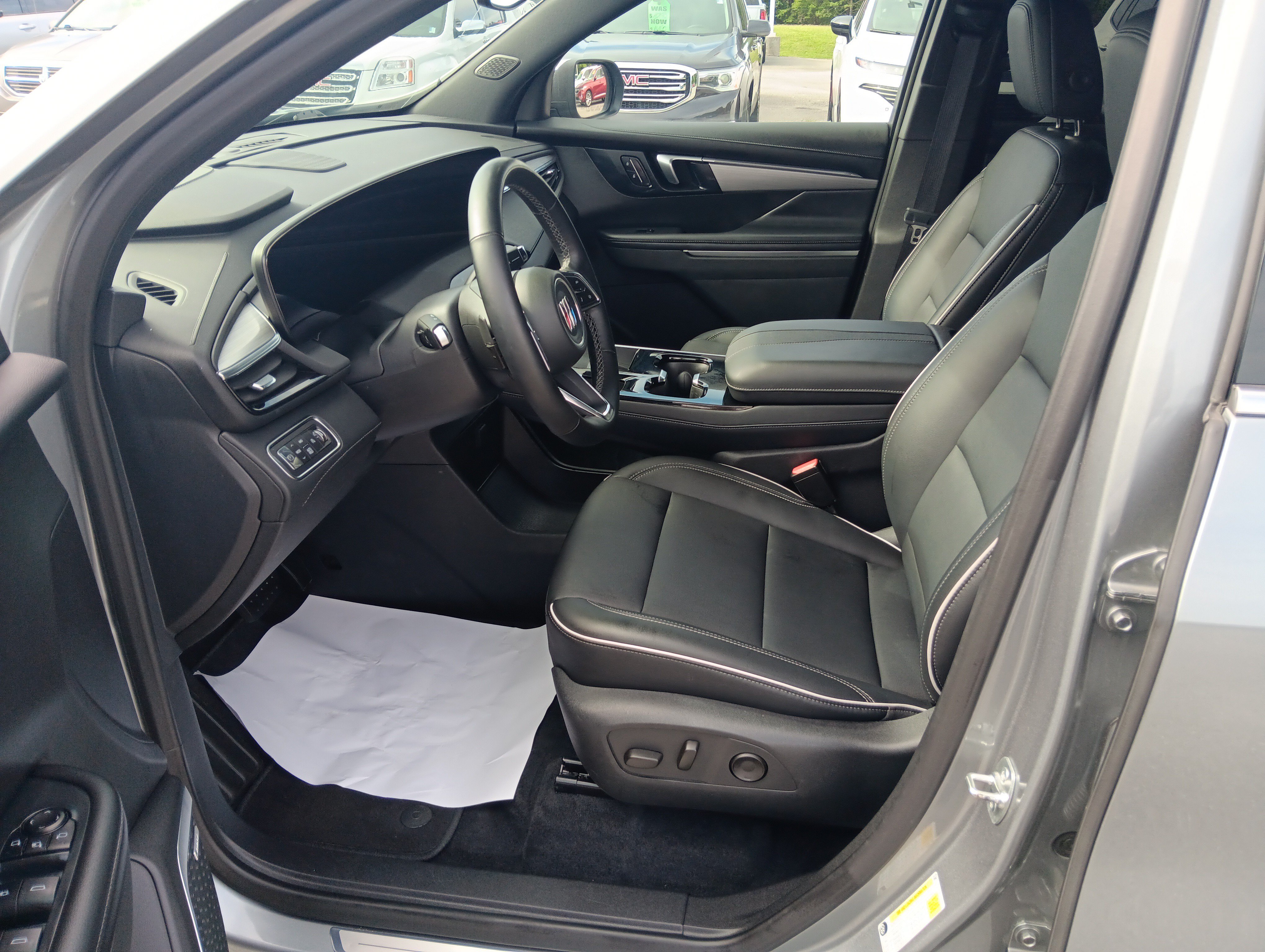Used 2025 Buick Enclave Preferred AWD/4WD image 10