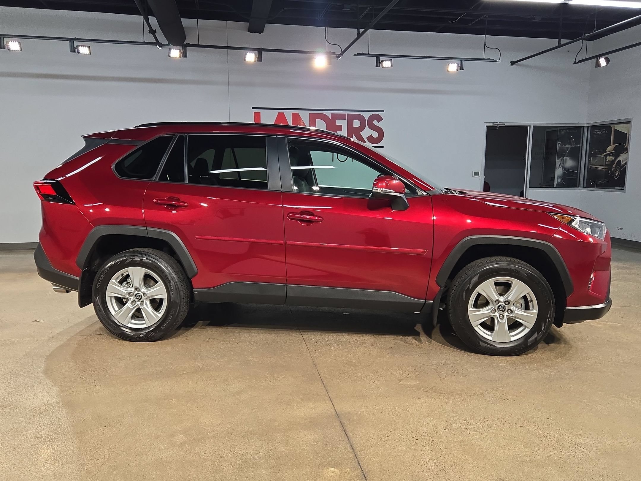 Used 2020 Toyota RAV4 XLE w/ Convenience Package FWD image 8