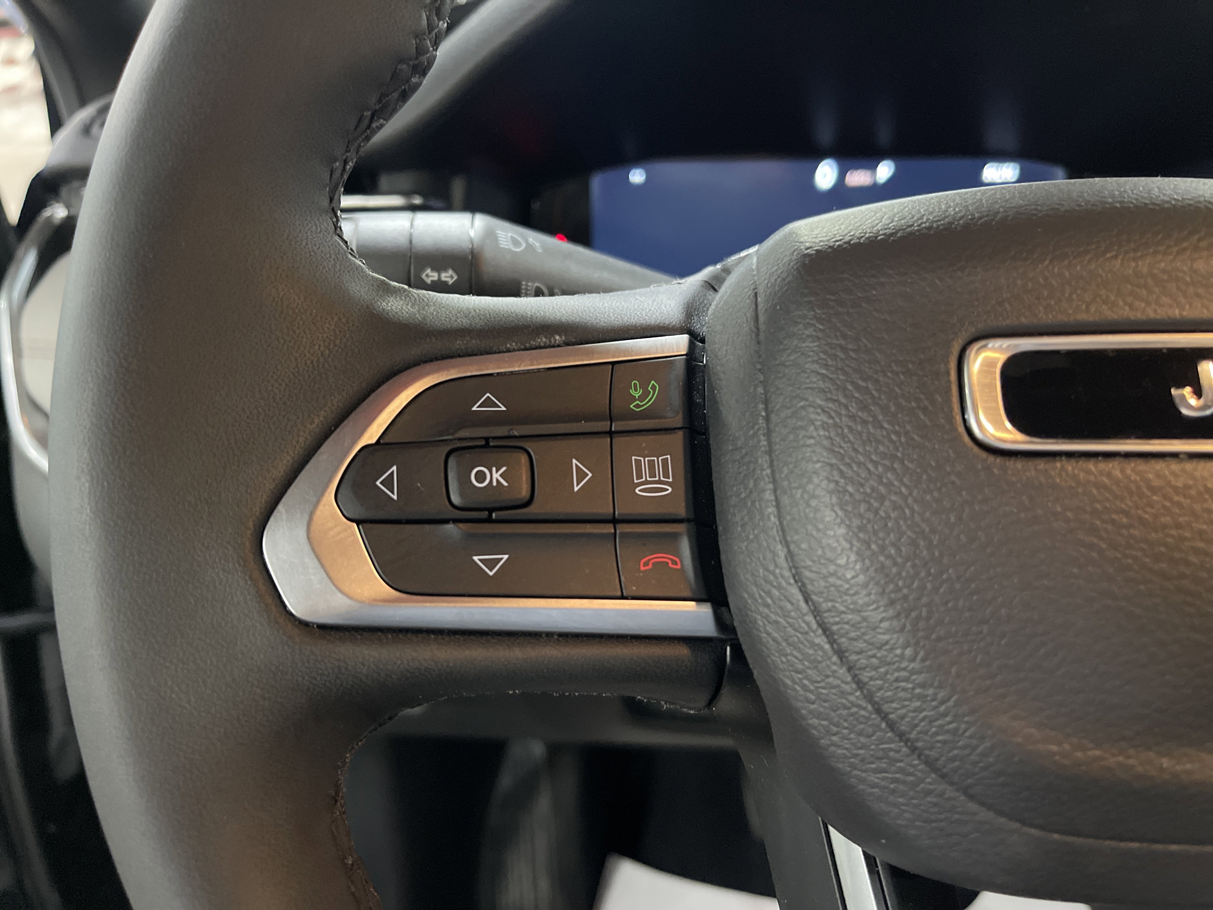 Used 2025 Jeep Compass Limited w/ Elite Group image 18