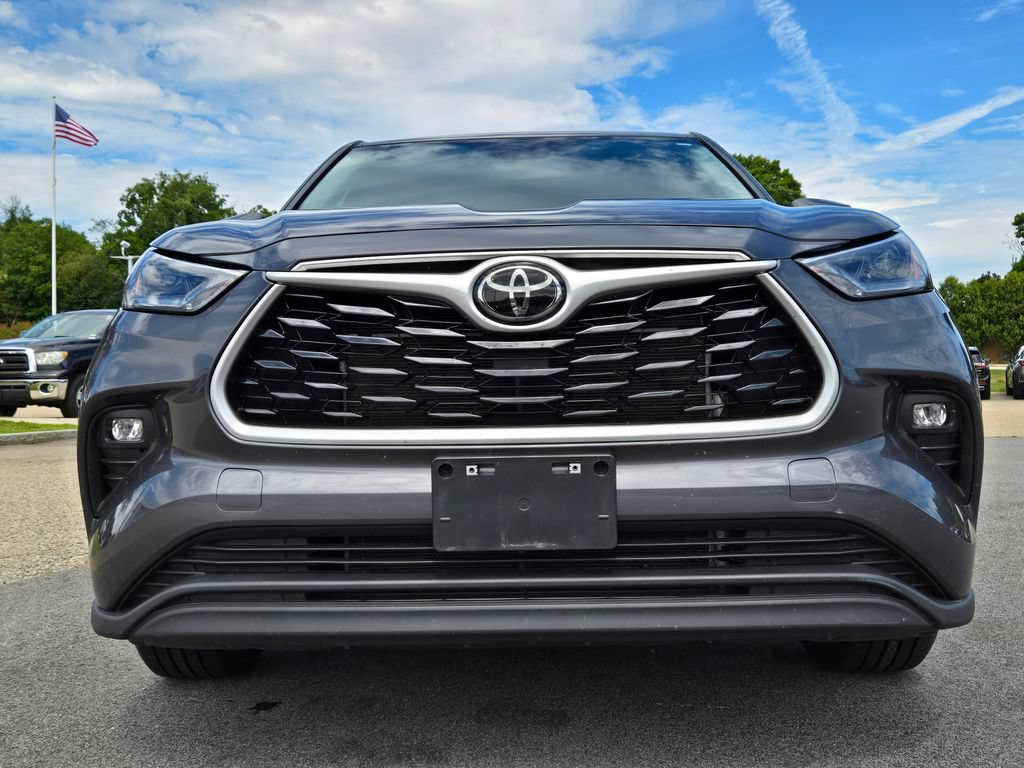 Used 2024 Toyota Highlander LE FWD image 9