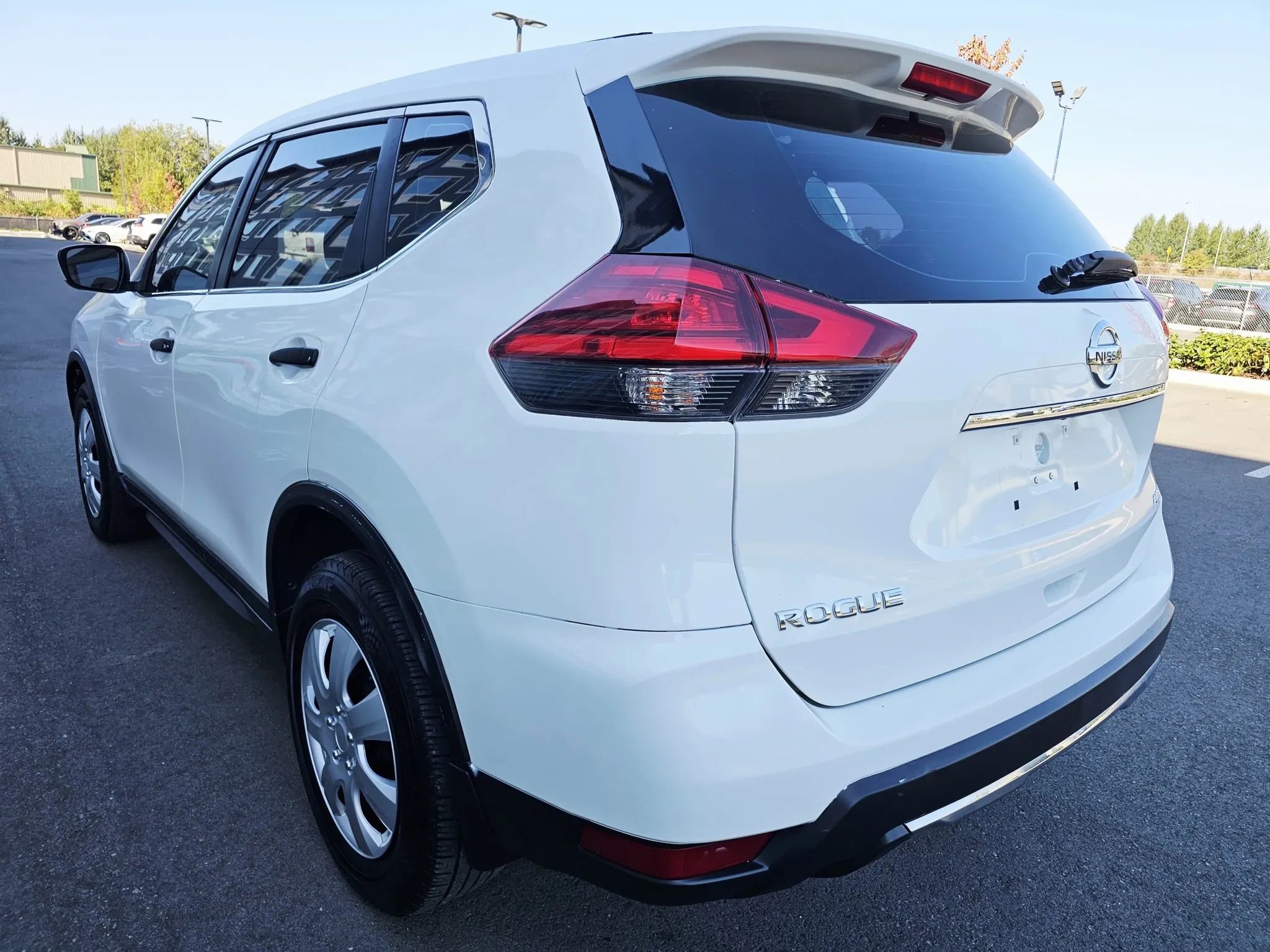 Used 2017 Nissan Rogue S image 3