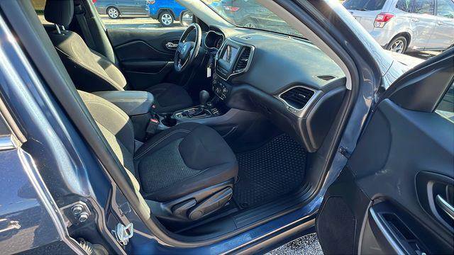 Used 2019 Jeep Cherokee Latitude w/ Cold Weather Group image 16