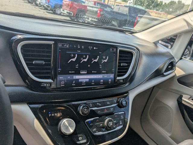 Used 2024 Chrysler Pacifica Touring-L FWD image 19