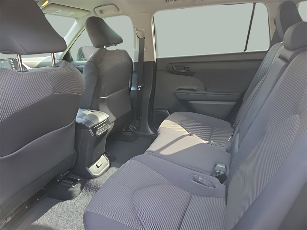Used 2022 Toyota Highlander LE image 15
