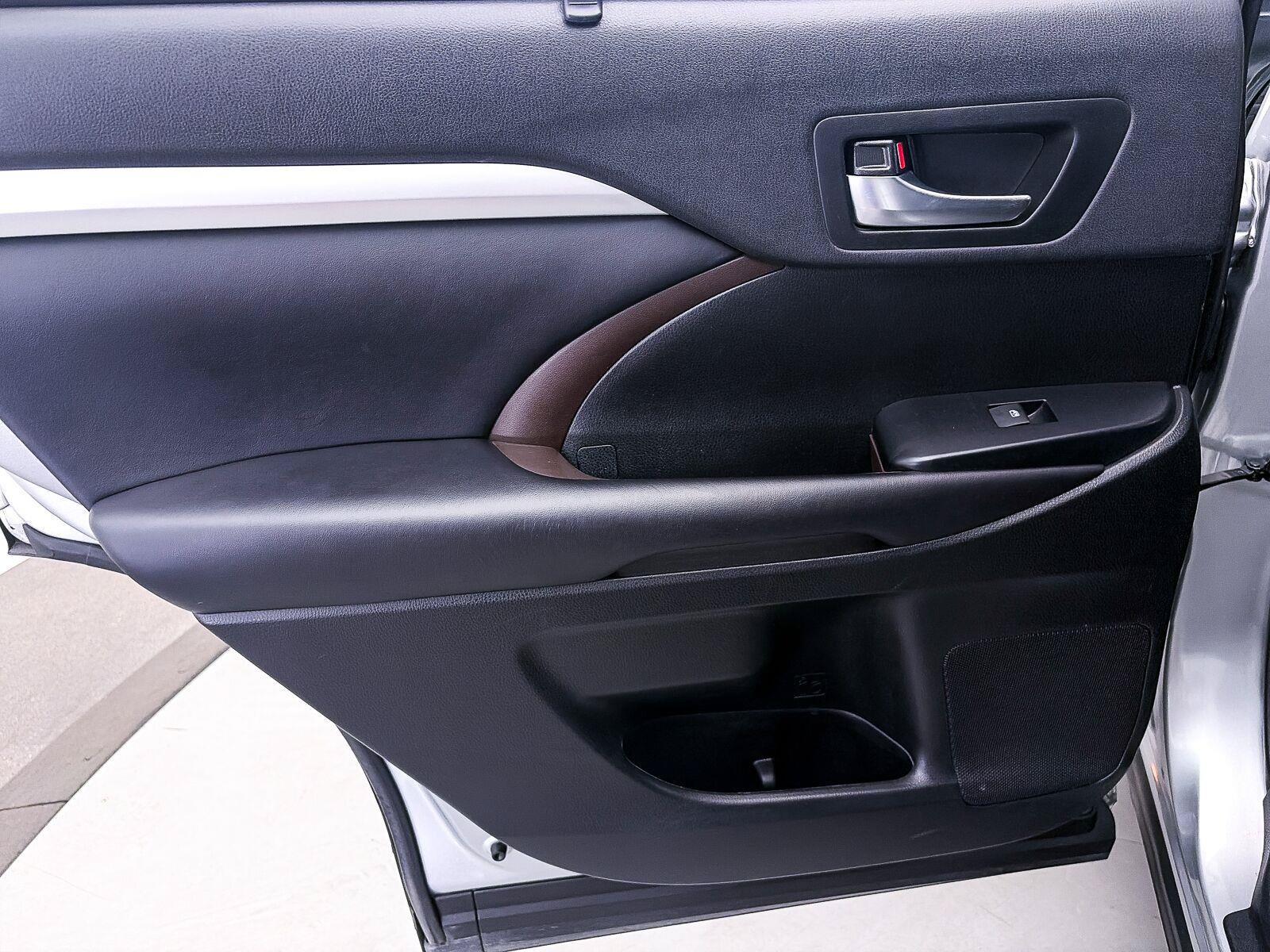 Used 2019 Toyota Highlander XLE FWD image 31