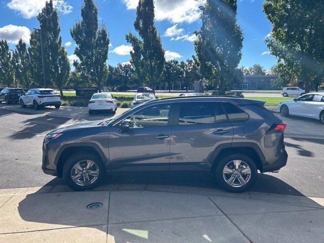 Used 2025 Toyota RAV4 LE AWD/4WD image 4