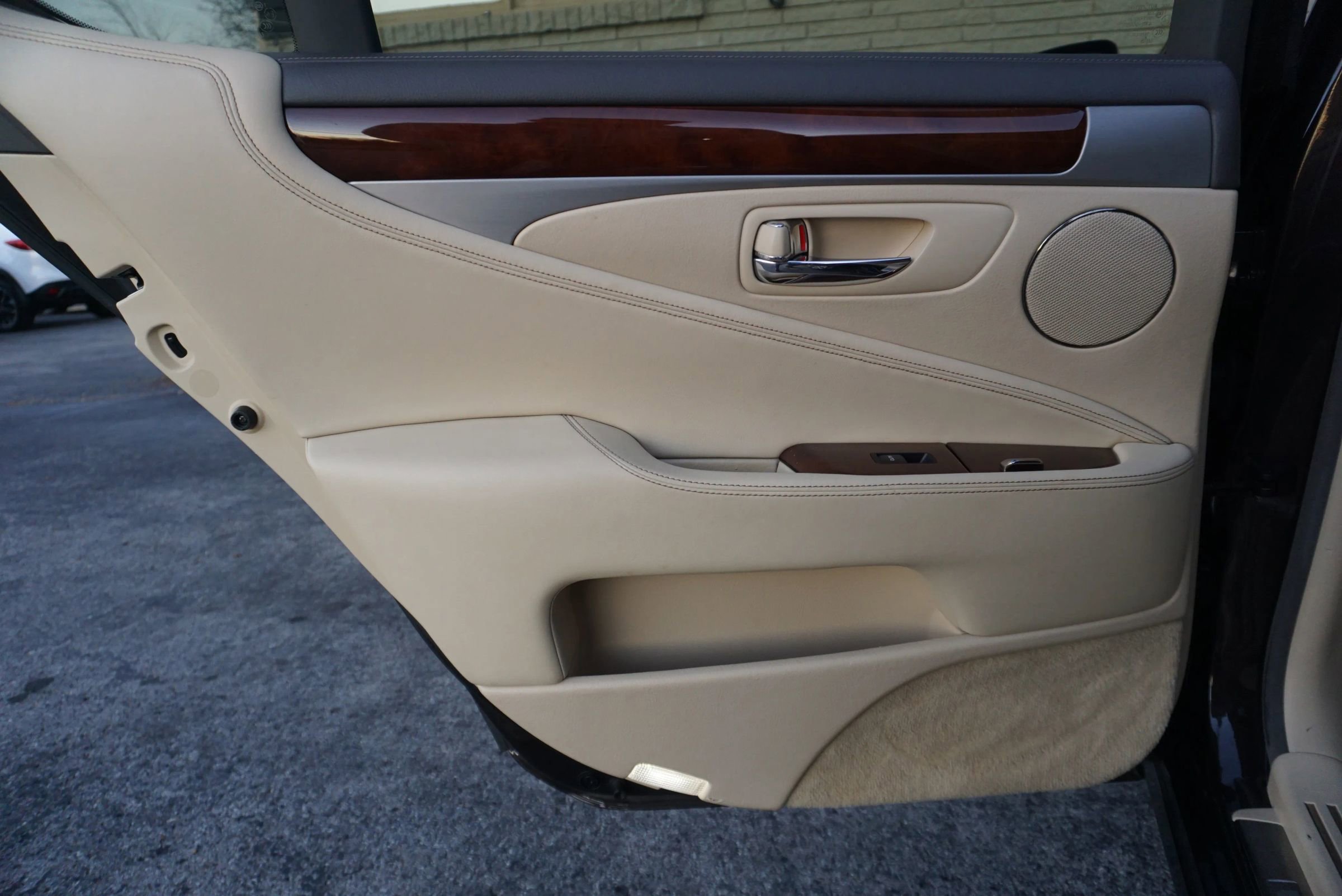 Used 2015 Lexus LS 460 image 24