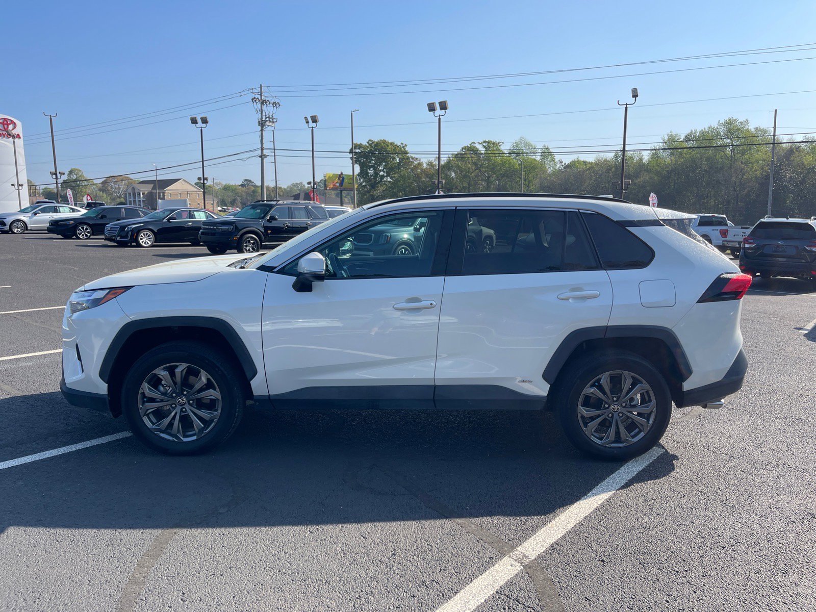 Used 2022 Toyota RAV4 XLE Premium image 13