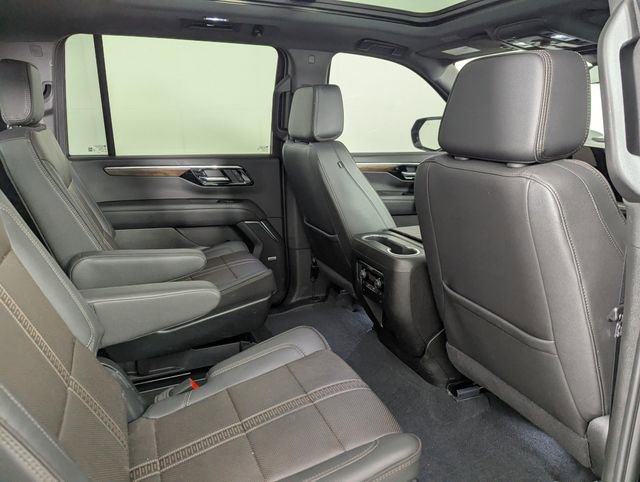 Used 2025 Chevrolet Suburban High Country AWD/4WD image 21