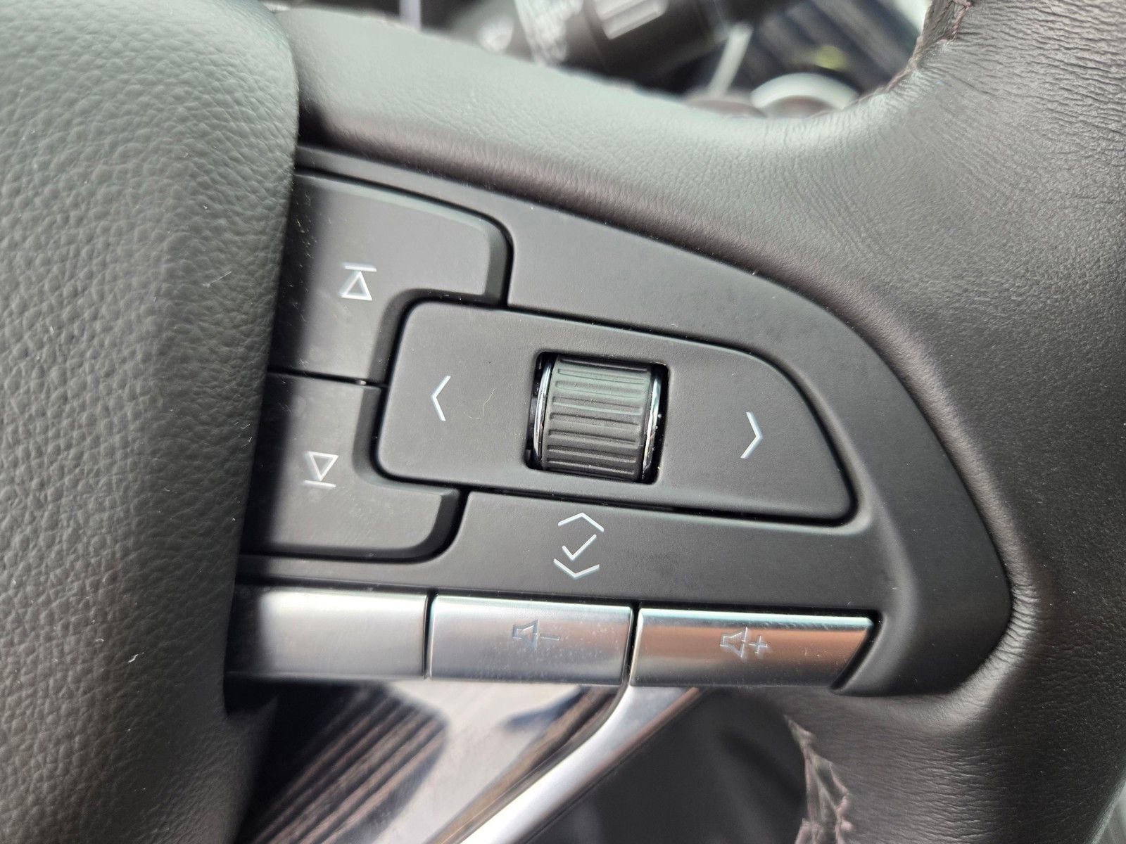 Used 2025 Cadillac XT6 Premium Luxury image 17