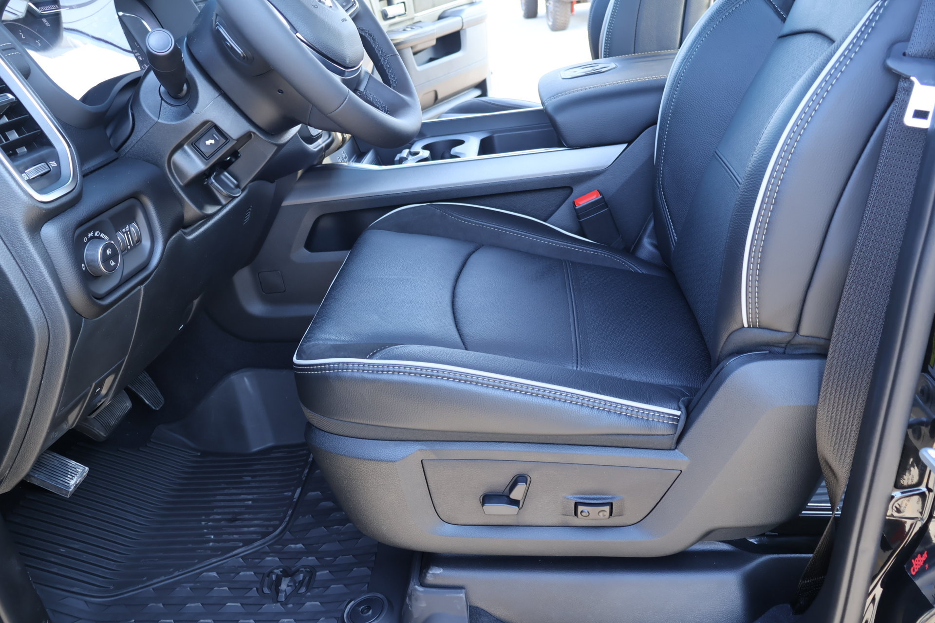 New 2027 RAM 3500 Laramie AWD/4WD image 12