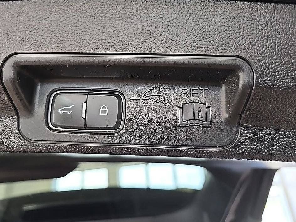Used 2020 Ford Explorer XLT w/ Equipment Group 202A AWD/4WD image 29