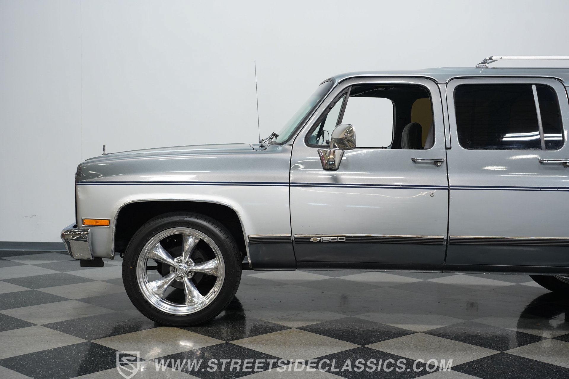 Used 1990 Chevrolet Suburban 2WD image 23