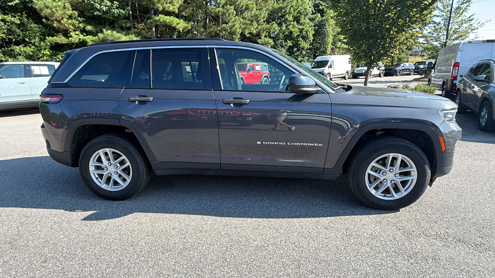 Used 2025 Jeep Grand Cherokee Laredo X RWD image 7