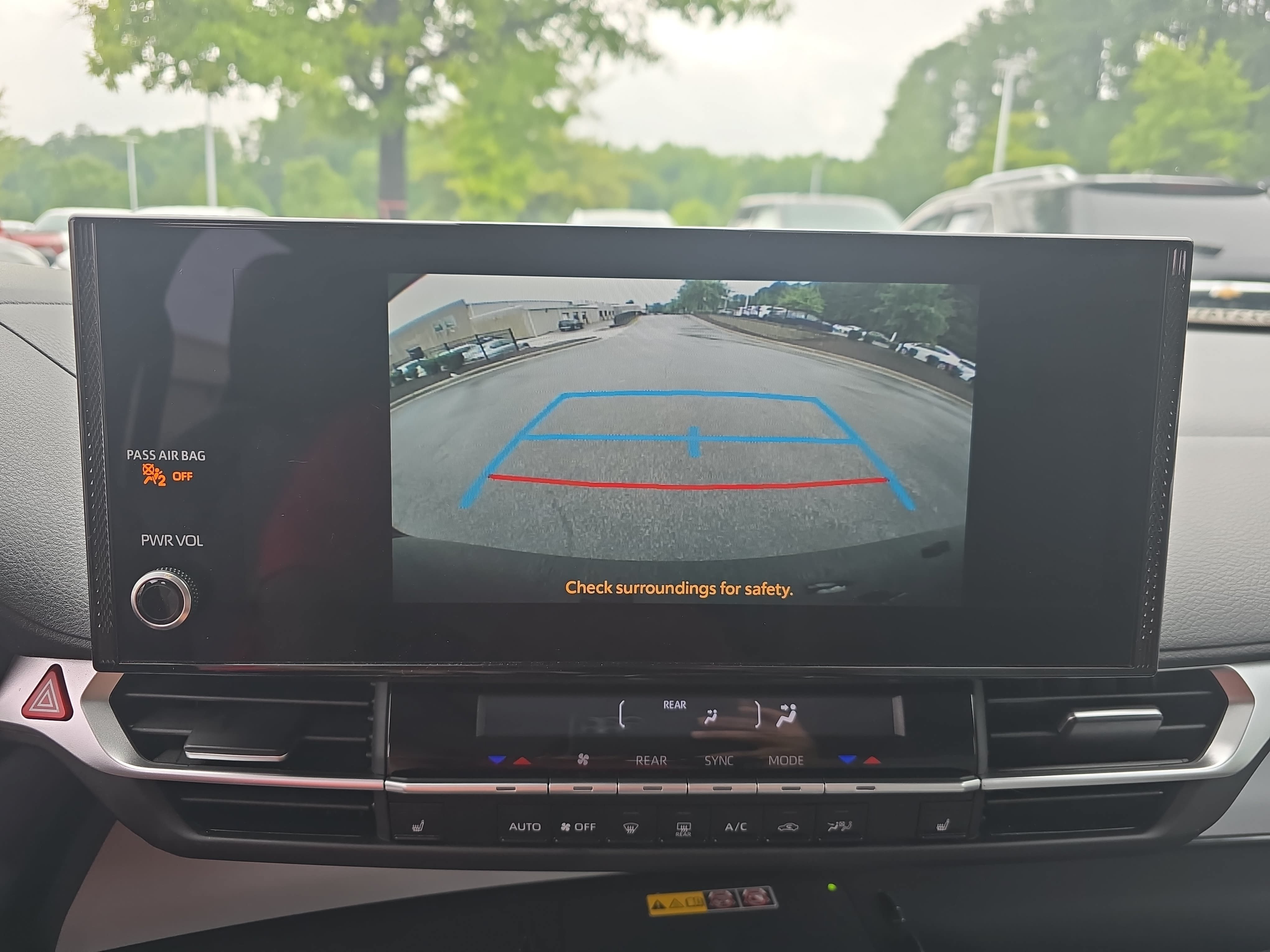 Used 2025 Toyota Sienna XLE FWD image 23