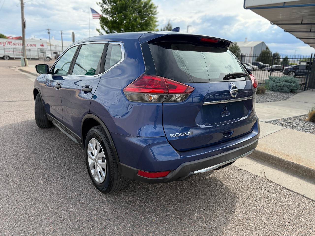 Used 2017 Nissan Rogue S AWD/4WD image 2