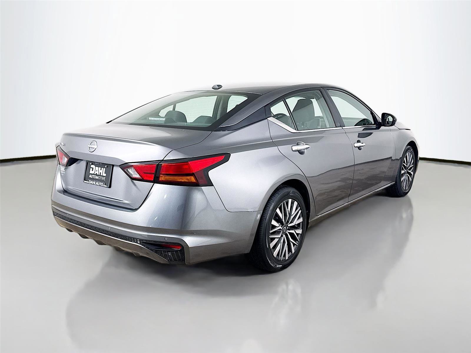Used 2025 Nissan Altima 2.5 SV FWD image 13