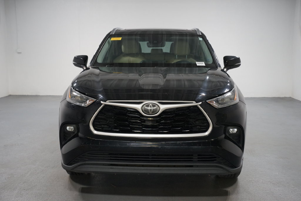 Used 2020 Toyota Highlander XLE FWD image 2