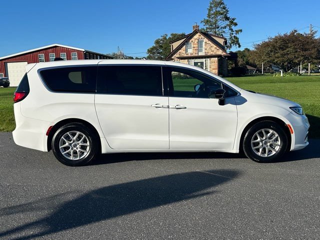 Used 2025 Chrysler Pacifica Select FWD image 7